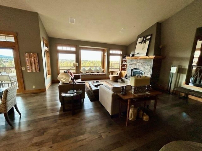 Living area 2, Seven Peaks 3 Bedroom Home, Deschutes