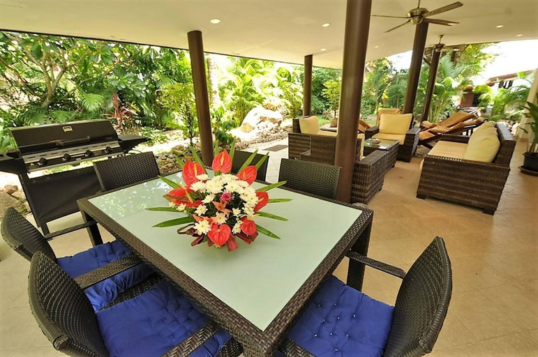 2, Luxurious Thai-Style Villa with a Swimming Pool Just 20 Meters from Beach Access, Ko Samui