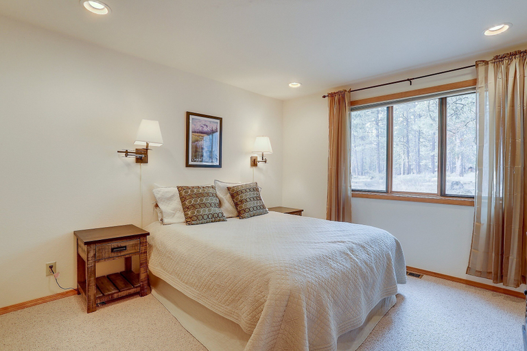 Room 3, 7 Cedar Private Cul-de-sac include Hot Tub with Forest View by RedAwning, Deschutes