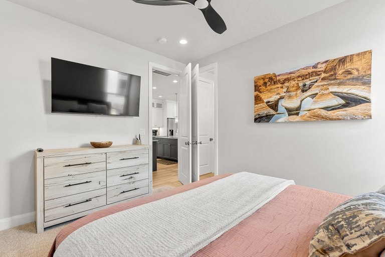 Room 4, Oasis Retreat 5 Bedroom Townhouse, Washington