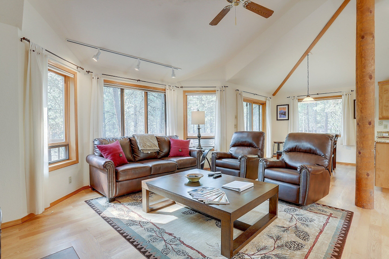 Living area, 7 Cedar Private Cul-de-sac include Hot Tub with Forest View by RedAwning, Deschutes