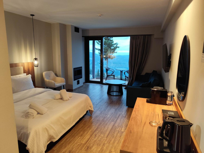 2, Evita BelleVue, Central Greece