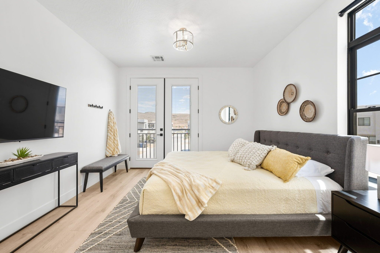 Room 4, Sandy Beach Estate by RedAwning, Washington