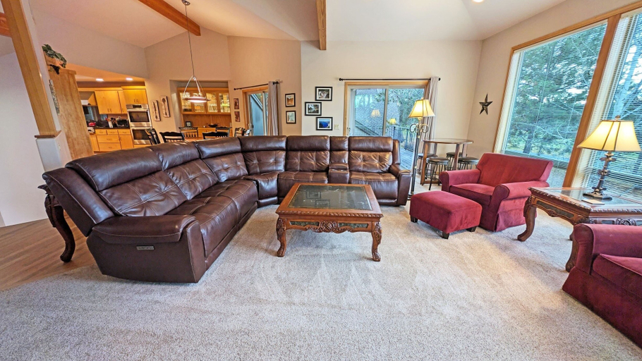 Living area 4, 11 Tournament 5 Bedroom Home by RedAwning, Deschutes