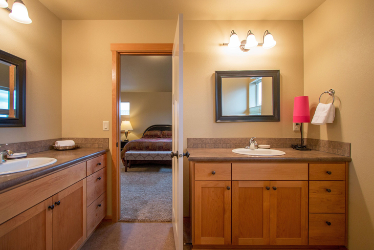 Bathroom 4, Redtail 30 Day Minimum 3 Bedroom Home by RedAwning, Hood River