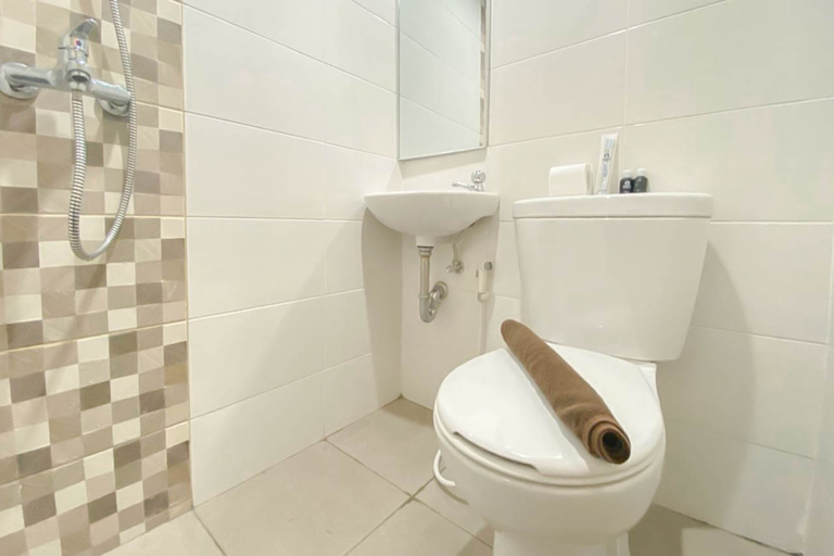 Bathroom 5, Compact Studio with City View at The Alton Apartment By Travelio, Semarang