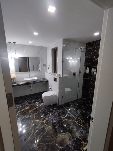 Bathroom, Hal wardija