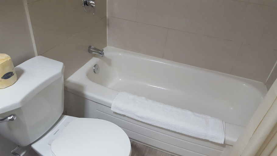 Bathroom 3, Avenue Motel, Peel