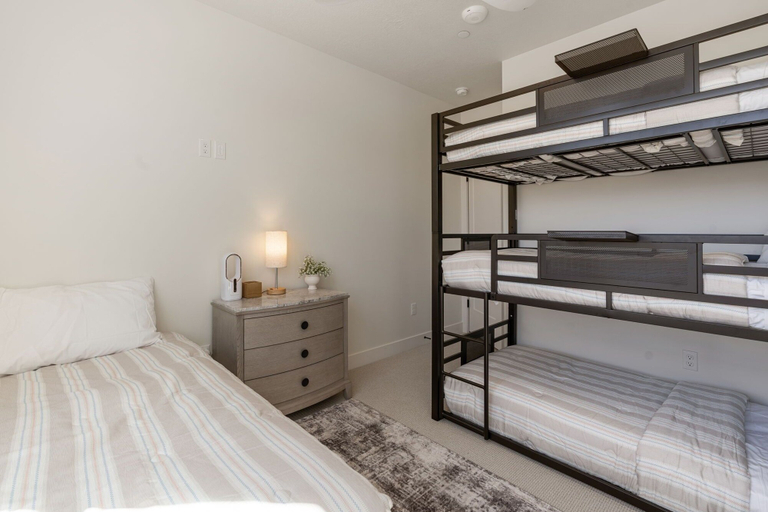 Room 4, Ivory Shores 3 Bedroom Condo, Washington