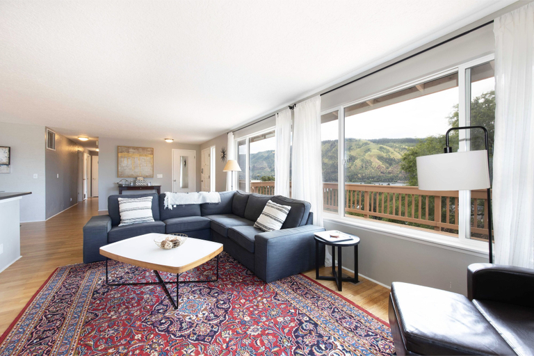 Living area, Point Lyle 3 Bedroom Home by RedAwning, Klickitat