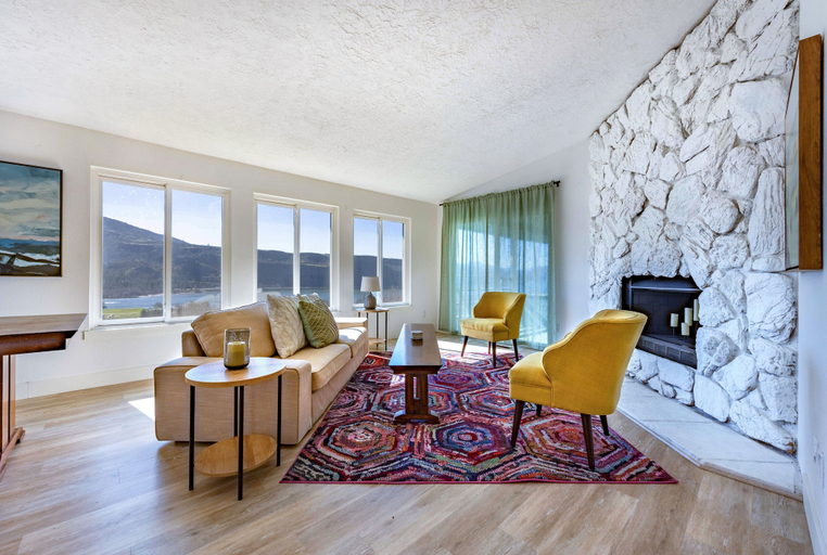 Living area 3, Wind View 3 Bedroom Home, Klickitat