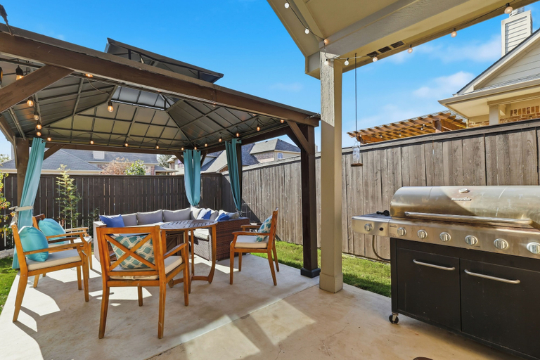 Outdoor dining 3, Spacious Cozy 4B Home in Frisco, Denton