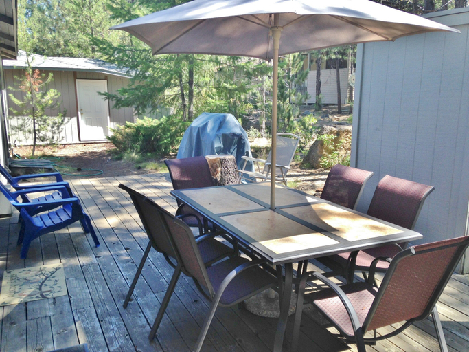 Outdoor dining, 3 Killdeer Lane Pet Friendly Home 3 Minutes Walk from SHARC by RedAwning, Deschutes