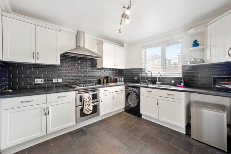 Others 5, House - Sleeps 8 - Hot tub - Parking - Garden, Kent