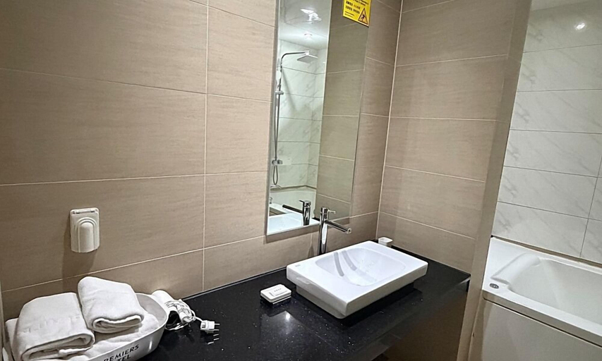 Bathroom 3, Premiers Hotel, Jung