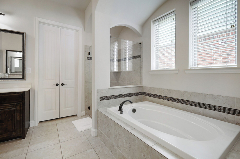 Bathroom, Spacious and Luxe 5 Star Neighborhood, Collin
