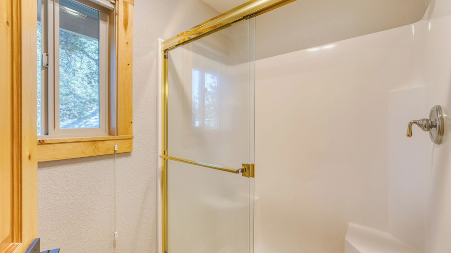 Bathroom 3, Quail by Avantstay Great Location + Game Room, Hot Tub, & Deck!, Deschutes