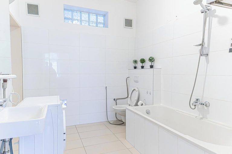 Bathroom 3, 2BR Apt With King Beds Long Stay, Wien
