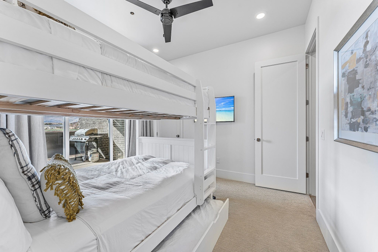 Room 2, Tee For Two 6 Bedroom Condo, Washington
