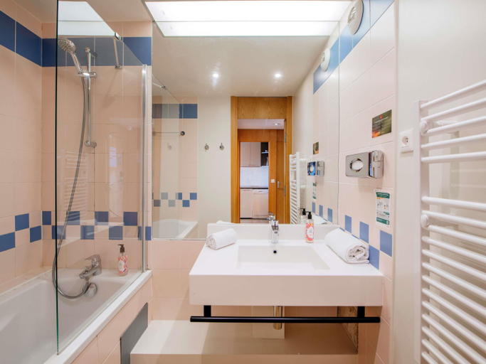 Bathroom, Aparthotel Adagio Paris XV, Hauts-de-Seine