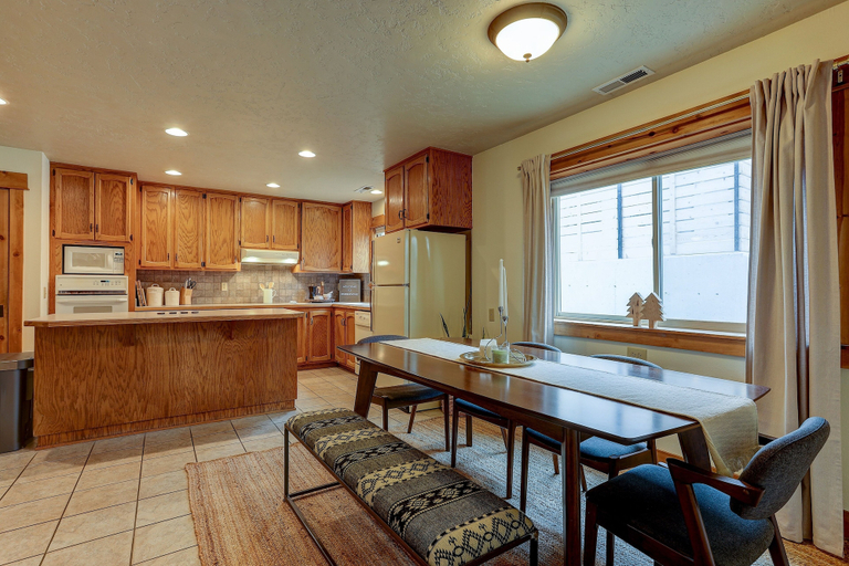 Private kitchen 2, The Bend House 3 Bedroom Home by RedAwning, Deschutes