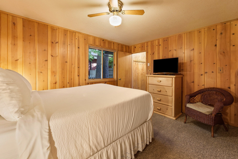 Room 4, Mirror Pond 2 Bedroom Bungalow by RedAwning, Deschutes