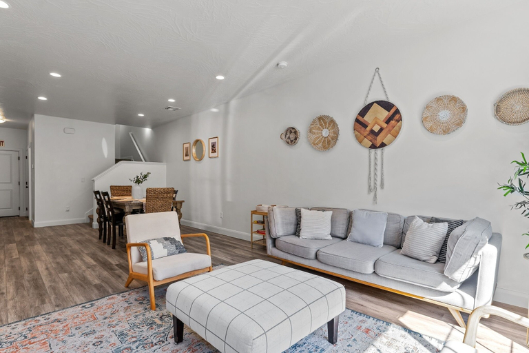 Living area 5, Lazy Poolside Oasis 3 Bedroom Home, Washington