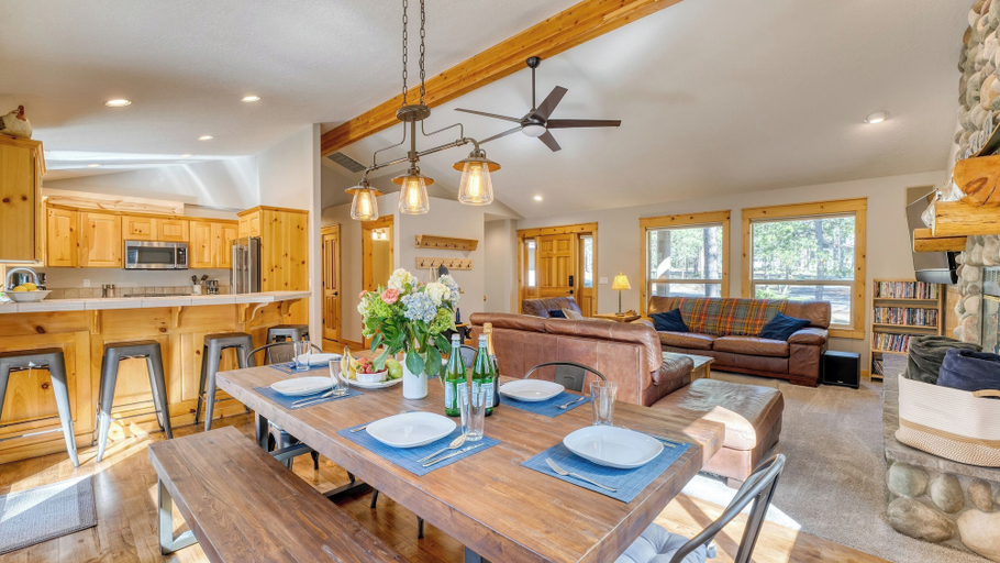 Others 5, Quail by Avantstay Great Location + Game Room, Hot Tub, & Deck!, Deschutes