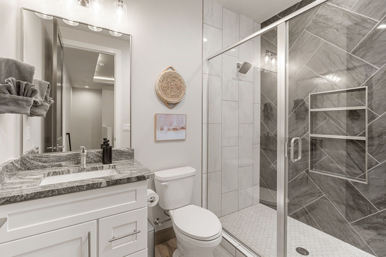 Bathroom 2, Canyons Edge 3 Bedroom Home, Washington