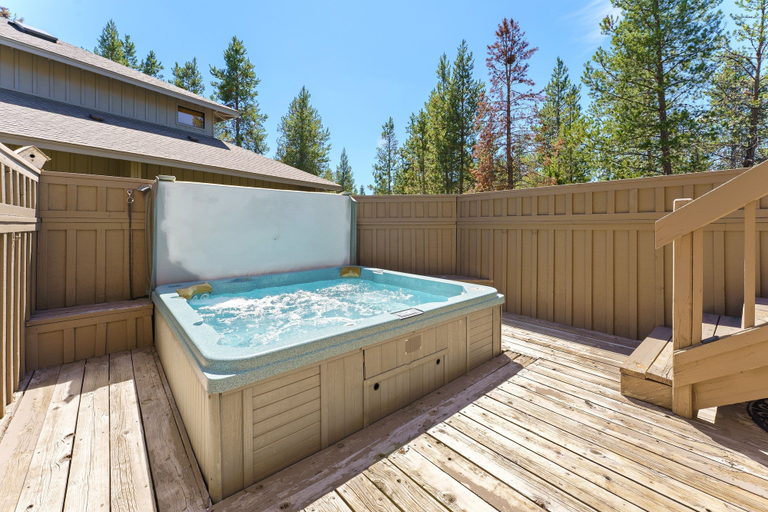 Outdoor spa tub 3, 8 Umpqua Ln 4 Bedroom Home, Deschutes