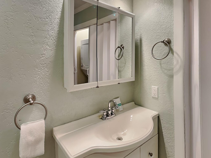 Bathroom 4, Seaside Delight, Nueces