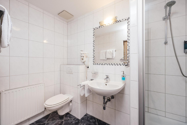 Bathroom 4, Hotel Andrea, Landeck