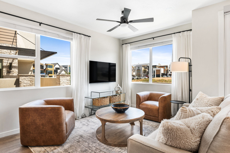 Living area 5, Paradise Cove 2 Bedroom Condo, Washington
