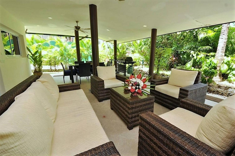 3, Luxurious Thai-Style Villa with a Swimming Pool Just 20 Meters from Beach Access, Ko Samui