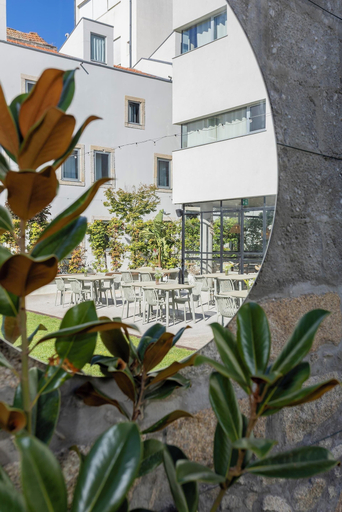 Outdoor dining 4, Regras Apartments & Garden B19 by Benefit Collection, Porto