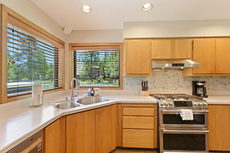 Private kitchen 2, 10 Tan Oak Home features Private Hot Tub and BBQ on the Deck by RedAwning, Deschutes