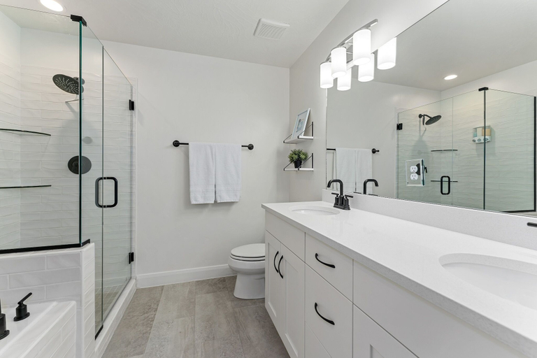 Bathroom 2, Lazy Poolside Oasis 3 Bedroom Home, Washington