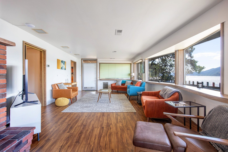 Living area 2, Inventor's Cottage 30 Night Minimum 3 Bedroom Home by RedAwning, Skamania