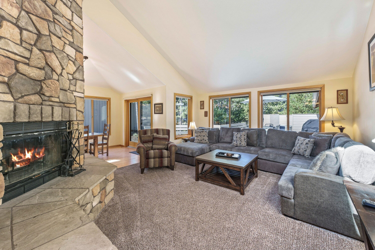 Living area 2, 15 Lassen Ln 4 Bedroom Home, Deschutes