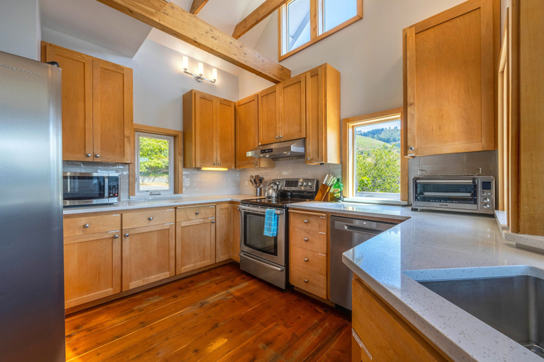 Private kitchen 2, Grandview 3 Bedroom Home by RedAwning, Klickitat