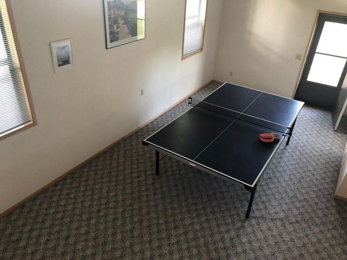 Room 4, Retro West 3 Bedroom Home by RedAwning, Hood River