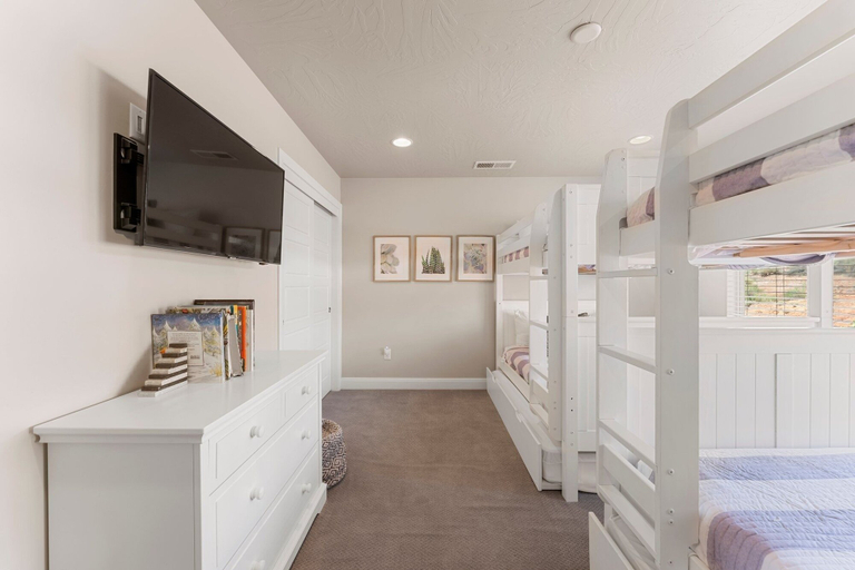 Room 3, Desert Serenity 4 Bedroom Townhouse, Washington