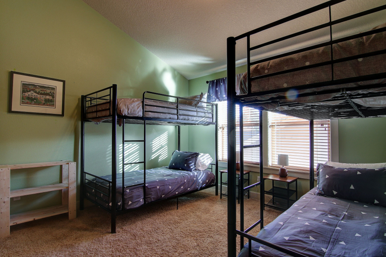 Room 4, Wild Meadow 30 Day Minimum 4 Bedroom Home by RedAwning, Deschutes