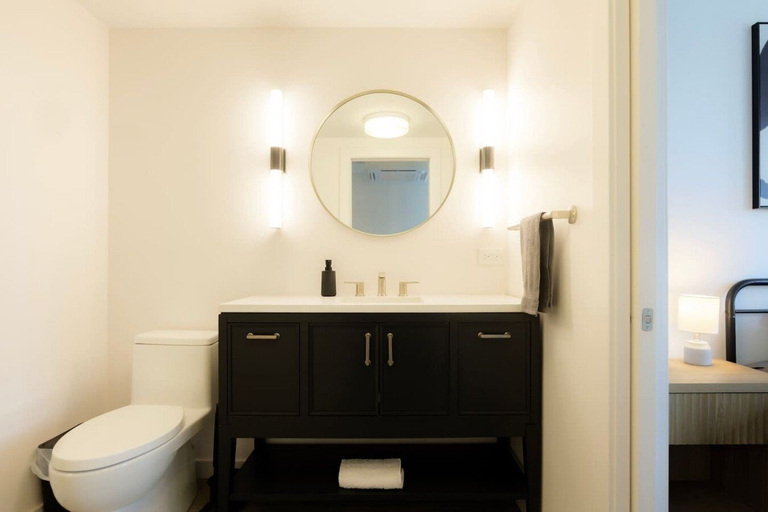 Bathroom 3, Above The Roots - Stylish Square, Tazewell