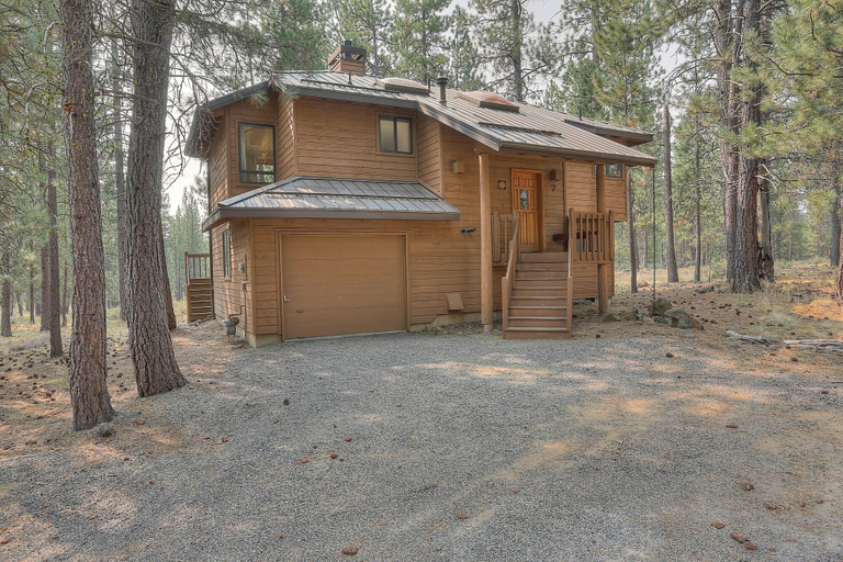 Exterior 5, 7 Cedar Private Cul-de-sac include Hot Tub with Forest View by RedAwning, Deschutes