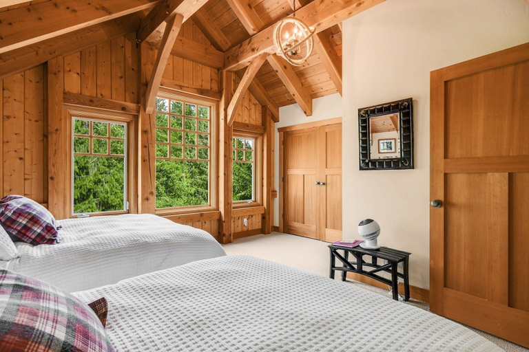 Room 5, Maple Hill Lodge 3 Bedroom Home by RedAwning, Skamania