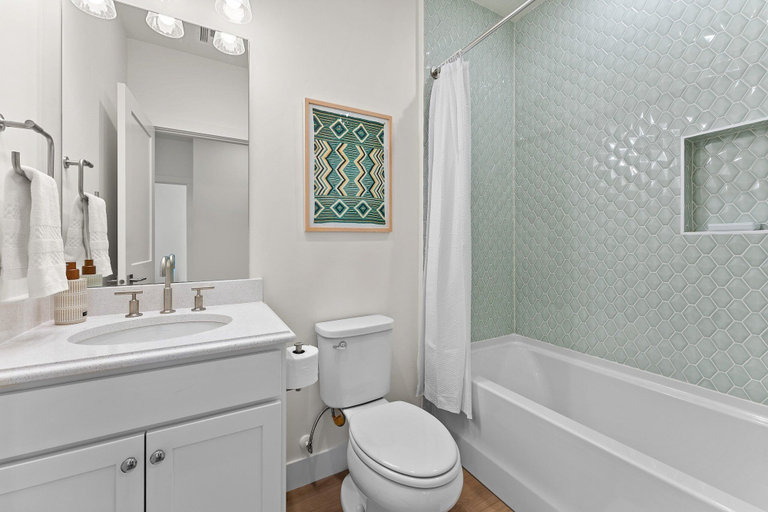Bathroom 2, Sunshine Daydream- #305 3 Bedroom Condo, Washington