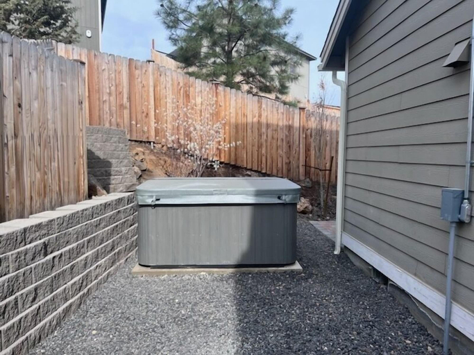 Outdoor spa tub, Geary Getaway 3 Bedroom Home by RedAwning, Deschutes