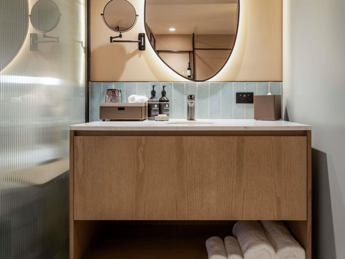 Bathroom 4, Mercure Melbourne La Trobe Street, Melbourne