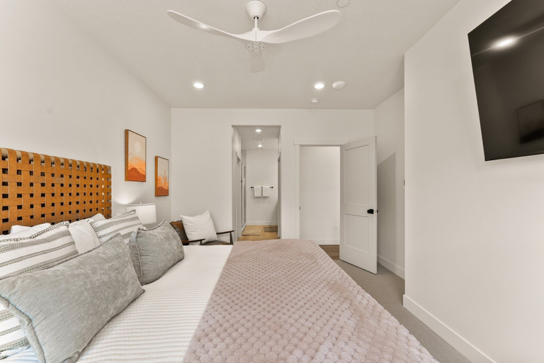 Room 5, Periwinkle Sky 3 Bedroom Condo, Washington